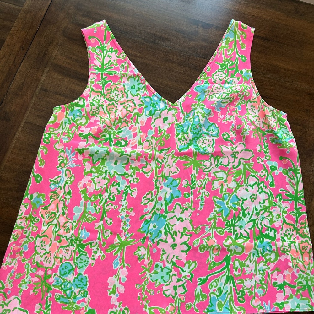 Lilly Pulitzer sleeveless ham top. V neckline. 100% silk.